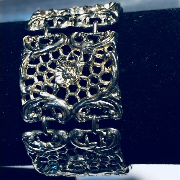 Jewelry - Very pretty silver bracelet